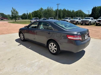 2011 Toyota Camry LE - miniatura 4