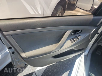 2011 Toyota Camry LE – miniatura 9