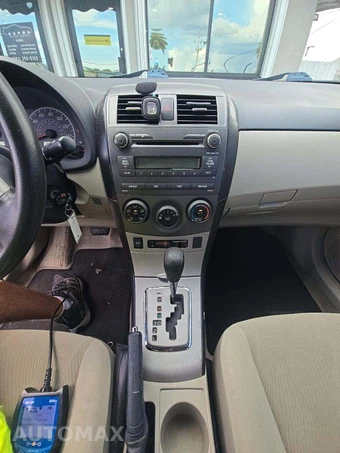 2011 Toyota Corolla LE – miniatura 10