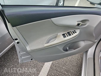 2011 Toyota Corolla LE – miniatura 9