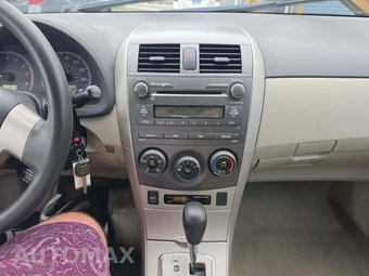 2011 Toyota Corolla LE - miniatura 10