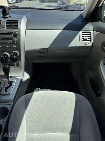 2011 Toyota Corolla LE - miniatura 12