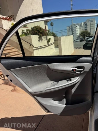 2011 Toyota Corolla LE - miniatura 17