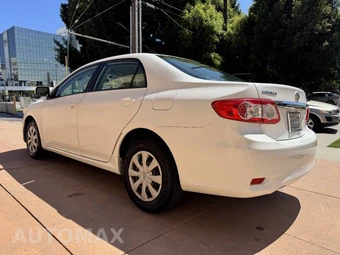 2011 Toyota Corolla LE - miniatura 5