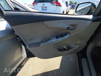 2011 Toyota Corolla LE – miniatura 9