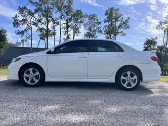 2011 Toyota Corolla S - miniatura 3