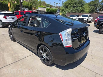 2011 Toyota Prius Four - miniatura 2