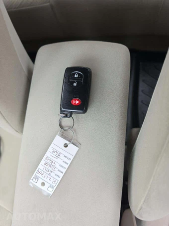2011 Toyota Prius Two – miniatura 5