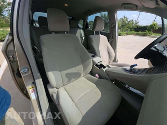 2011 Toyota Prius Two - miniatura 15