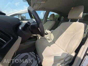 2011 Toyota Prius Two - miniatura 3