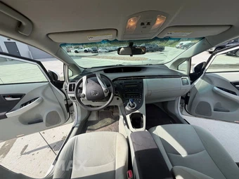 2011 Toyota Prius Two - miniatura 15