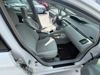 2011 Toyota Prius Two - miniatura 18