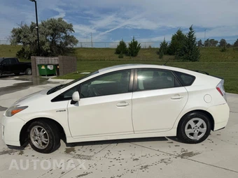 2011 Toyota Prius Two - miniatura 2