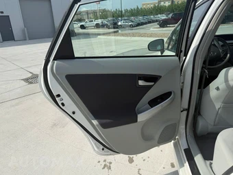 2011 Toyota Prius Two - miniatura 8
