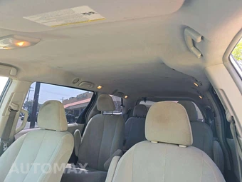 2011 Toyota Sienna 7-Passenger 119.3" WB - miniatura 11