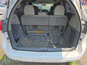 2011 Toyota Sienna 7-Passenger 119.3" WB - miniatura 15
