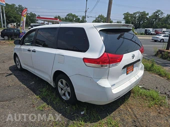 2011 Toyota Sienna 7-Passenger 119.3" WB - miniatura 2