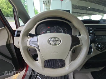 2011 Toyota Sienna 7-Passenger 119.3" WB – miniatura 10