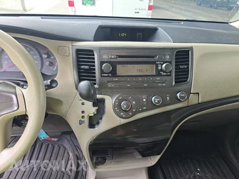 2011 Toyota Sienna 7-Passenger 119.3" WB – miniatura 11