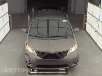 2011 Toyota Sienna 7-Passenger 119.3" WB - miniatura 2