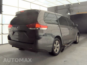 2011 Toyota Sienna 7-Passenger 119.3" WB - miniatura 4