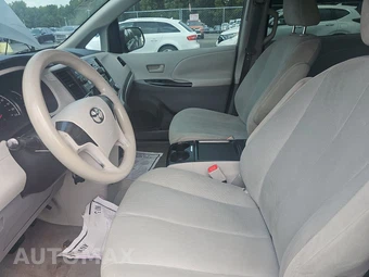 2011 Toyota Sienna 7-Passenger 119.3" WB - miniatura 7