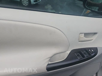 2011 Toyota Sienna 7-Passenger 119.3" WB - miniatura 9