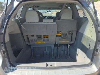2011 Toyota Sienna 7-Passenger 119.3" WB - miniatura 14