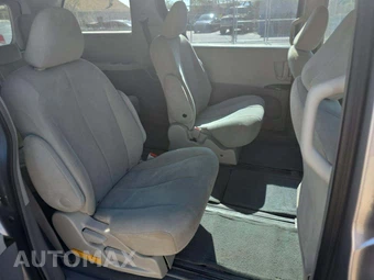 2011 Toyota Sienna 7-Passenger 119.3" WB - miniatura 16