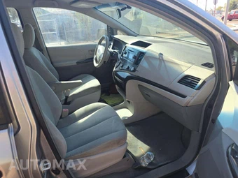 2011 Toyota Sienna 7-Passenger 119.3" WB - miniatura 18