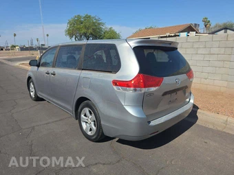 2011 Toyota Sienna 7-Passenger 119.3" WB - miniatura 2