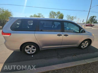 2011 Toyota Sienna 7-Passenger 119.3" WB - miniatura 3