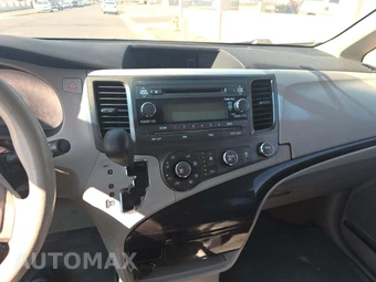 2011 Toyota Sienna 7-Passenger 119.3" WB - miniatura 9