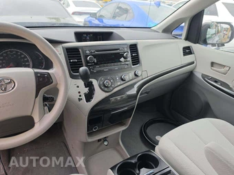 2011 Toyota Sienna LE 8-Passenger 119.3" WB - miniatura 10