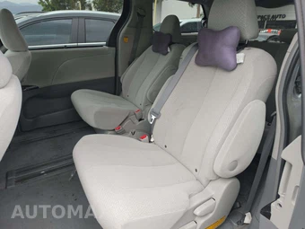 2011 Toyota Sienna LE 8-Passenger 119.3" WB - miniatura 13