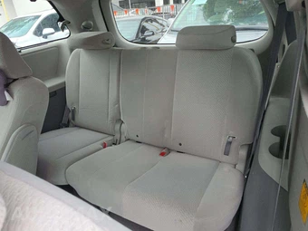 2011 Toyota Sienna LE 8-Passenger 119.3" WB - miniatura 14
