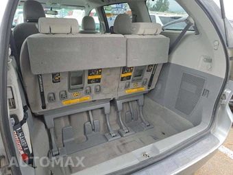 2011 Toyota Sienna LE 8-Passenger 119.3" WB - miniatura 15