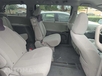 2011 Toyota Sienna LE 8-Passenger 119.3" WB - miniatura 17