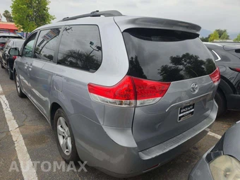 2011 Toyota Sienna LE 8-Passenger 119.3" WB - miniatura 2