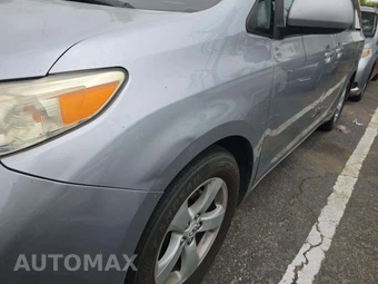 2011 Toyota Sienna LE 8-Passenger 119.3" WB - miniatura 23