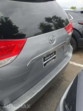 2011 Toyota Sienna LE 8-Passenger 119.3" WB - miniatura 26