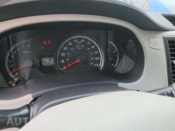 2011 Toyota Sienna LE 8-Passenger 119.3" WB - miniatura 9