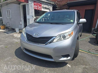 2011 Toyota Sienna LE 8-Passenger 119.3" WB