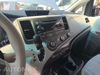 2011 Toyota Sienna LE 8-Passenger 119.3" WB - miniatura 10