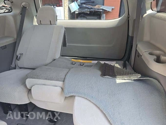 2011 Toyota Sienna LE 8-Passenger 119.3" WB - miniatura 14