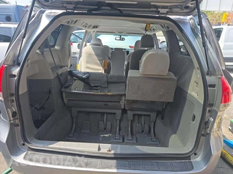 2011 Toyota Sienna LE 8-Passenger 119.3" WB - miniatura 15