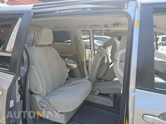 2011 Toyota Sienna LE 8-Passenger 119.3" WB - miniatura 17