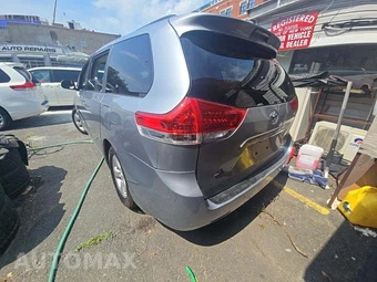 2011 Toyota Sienna LE 8-Passenger 119.3" WB - miniatura 2