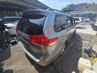 2011 Toyota Sienna LE 8-Passenger 119.3" WB - miniatura 3