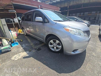 2011 Toyota Sienna LE 8-Passenger 119.3" WB - miniatura 4